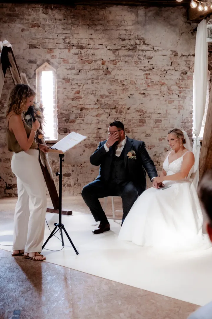 Annica während einer emotionalen Rede