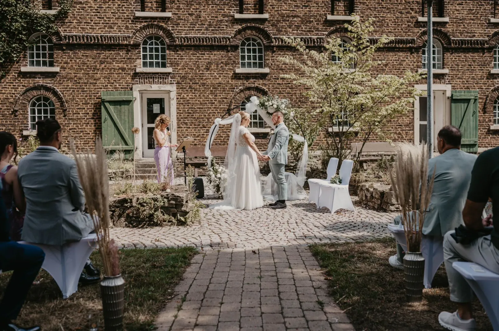 Emotionaler Moment während einer freien Trauung