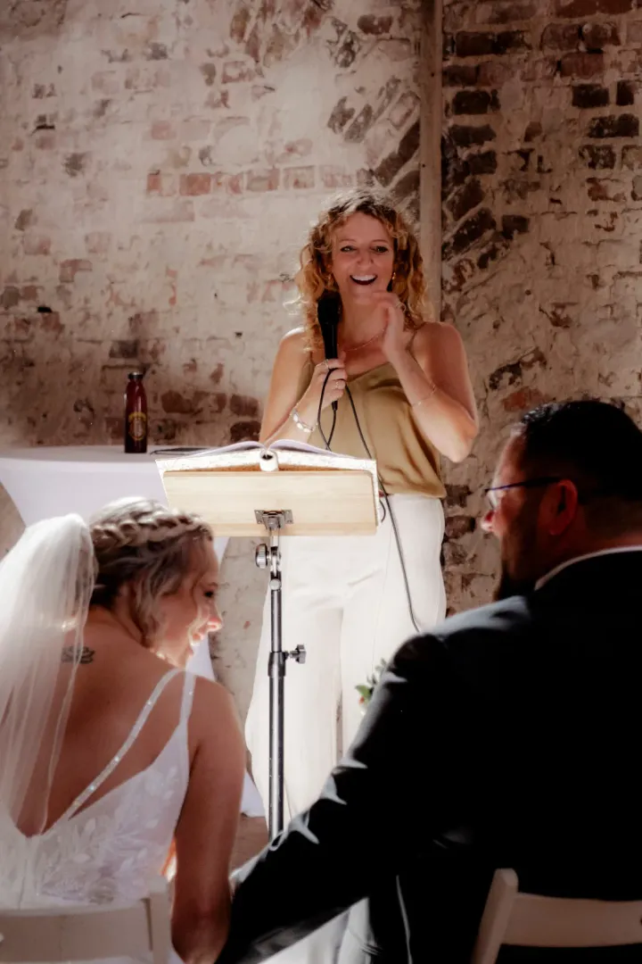 Annica bei einer Traurede